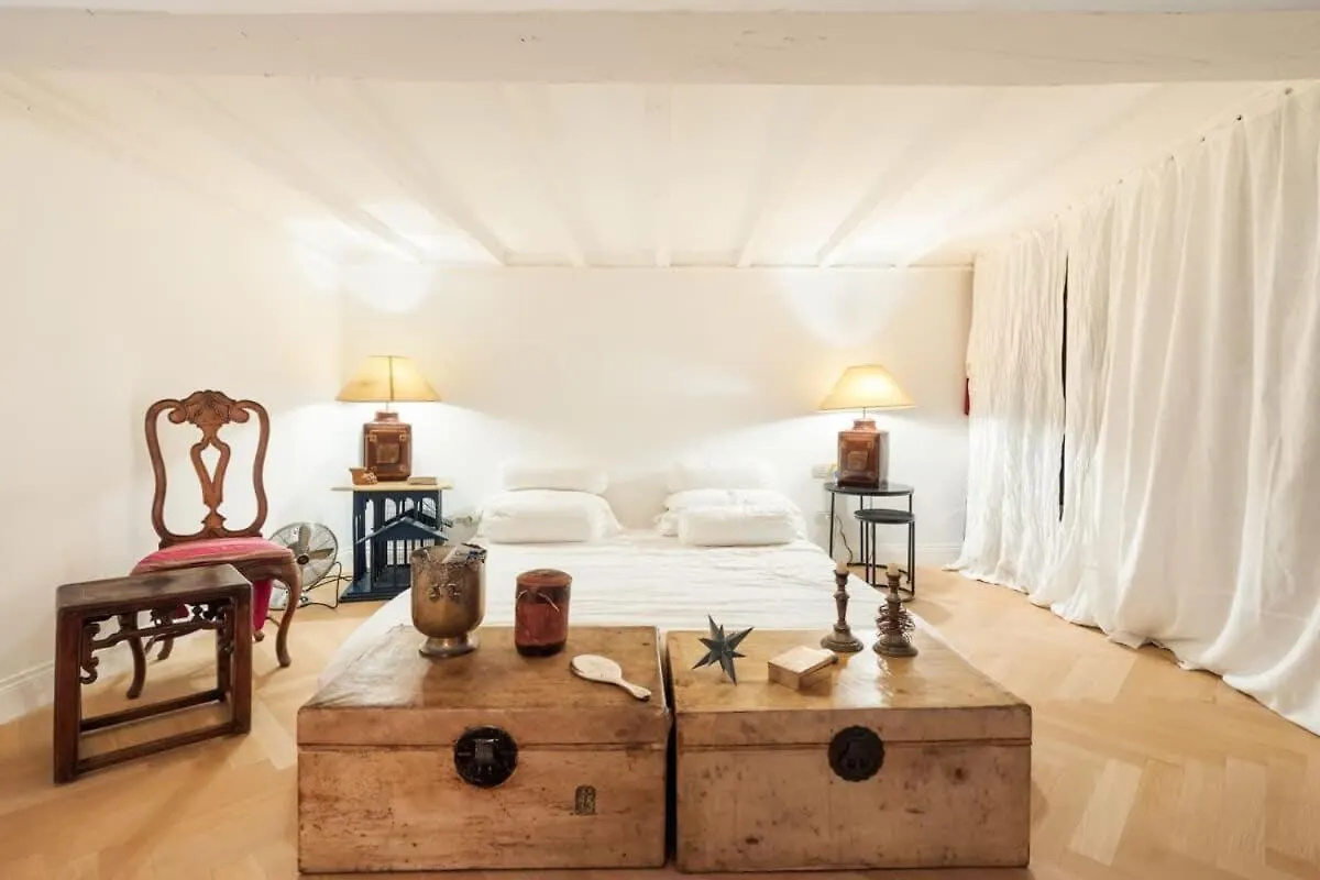 Farnese Enchanting Apartment By Romeloft