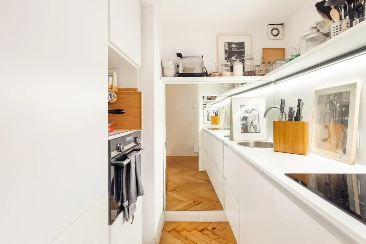 Farnese Enchanting Apartment By Romeloft